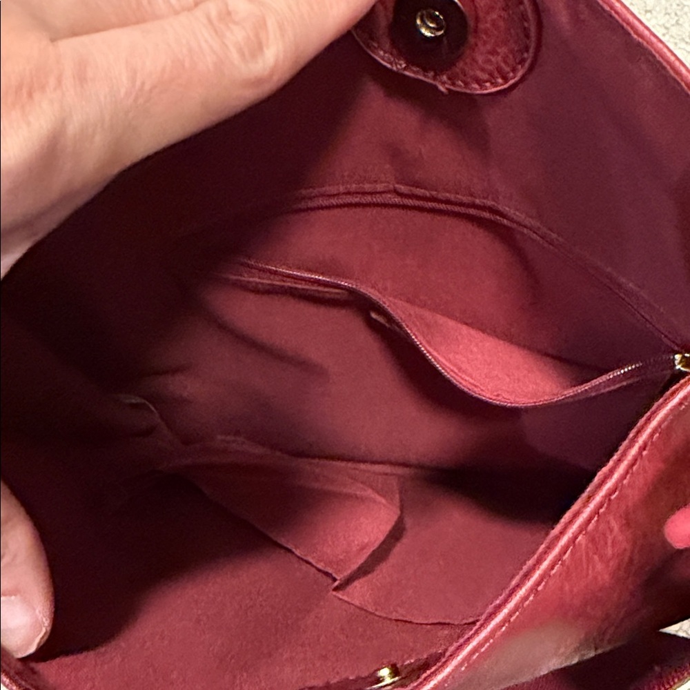 Chic Maroon Shoulder Bag - Picture 4 of 5
